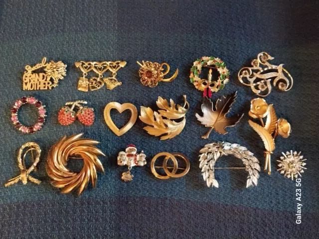 Vintage Lot of 17 Costume Jewelry Brooches Pins