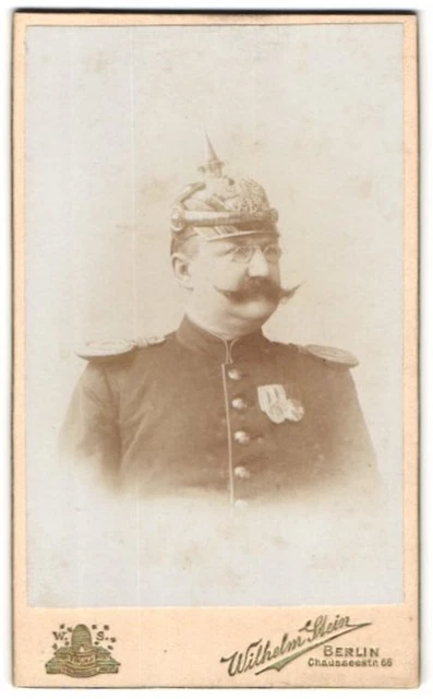 Fotografie Wilhelm Stein, Berlin, Portrait Offizier mit Parade-Pickelhaube, Ver
