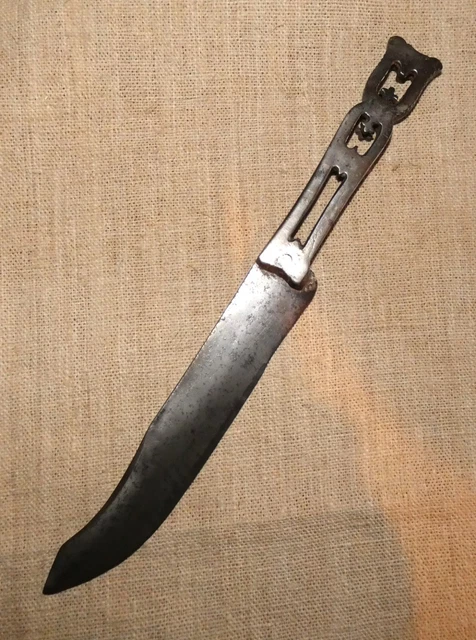 couteau ancien en fer avec poignée ouvragée couteau ancien en fer avec poignée ouvragée