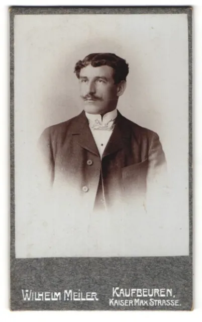 Fotografie Wilhelm Meiler, Kaufbeuren, Portrait bürgerlicher Herr mit Zwirbelba
