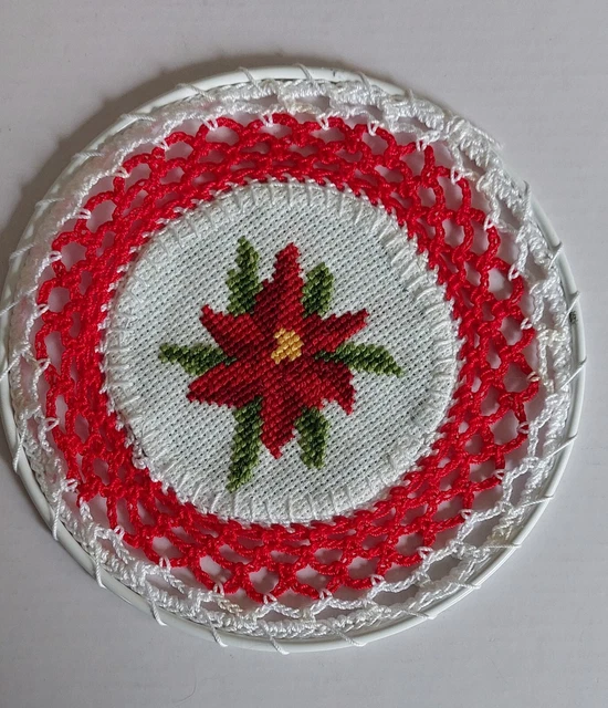 Fensterring, gehäkelt und bestickt_Blüte_Rot_weiss__15 cm_Handarbeit