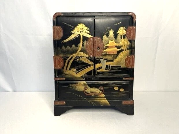 Chine, petit cabinet en bois laqué décor paysage XXème