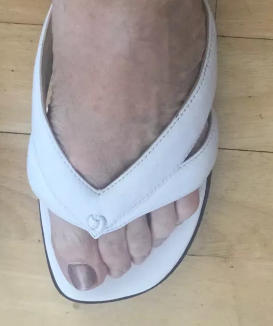 New Taryn Rose 9M White Sandals. Vegan Leather Thong-Slide Sandals 3