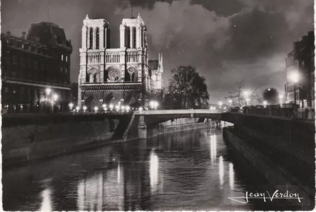 CP PARIS Cathédrale NOTRE-DAME la Nuit Night. Boites de Bouquinistes sur le Quai