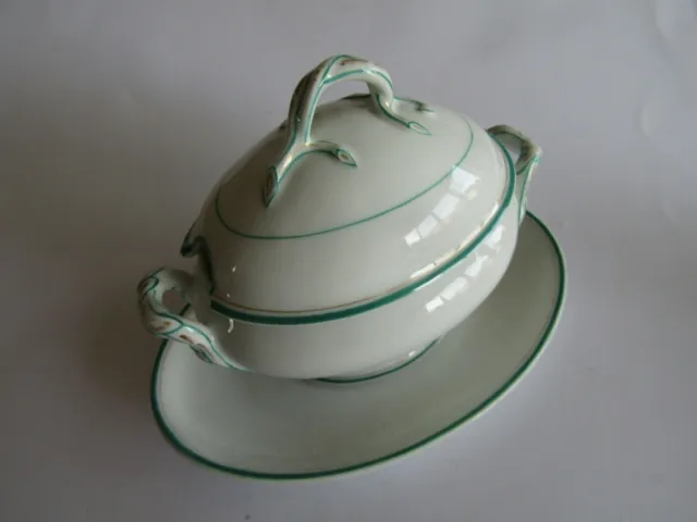 ancienne saucière en porcelaine liseré vert signée porcelaine de paris ?