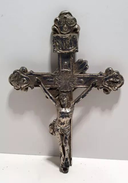 Altes Kruzifix Inri Jesus ans Kreuz genagelt komplett aus Metall silberfarben