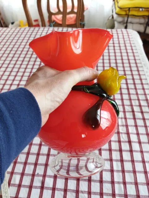 Ancien vase en verre rouge avec un décor de fleur - murano ? 2