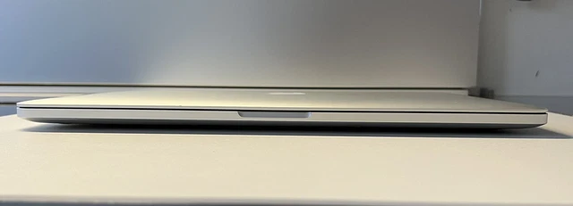 Apple MacBook Pro 15,4, 16 GB, 2,2 GHz i7 QuadCore i7, 250 GB unità di memoria a stato solido, Monterey 7