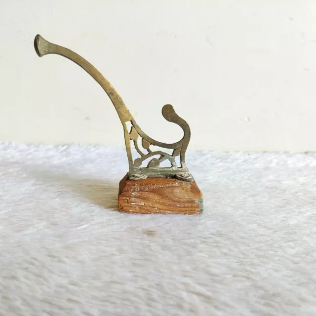 1920s Vintage Ornate Brass Wall Hanger Hook Home Decorative Wooden Base 4.8 M419
