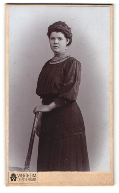 Fotografie Atelier Wertheim, Berlin, Frau im Kleid mit hohem Kragen stehend an