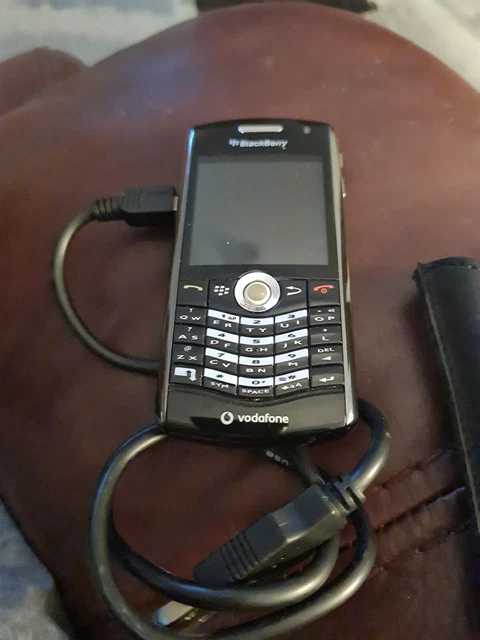 Smartphone Blackberry 8110 con custodia, piombo caricabatterie e documenti.  Non si carica.