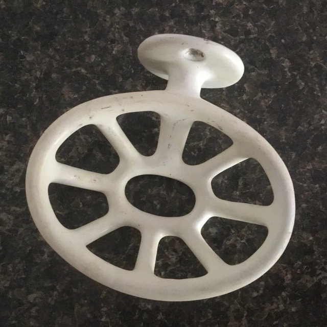 Antique White Enamel Heavy Duty Cast Iron Oval Wall Mount Soap Dish