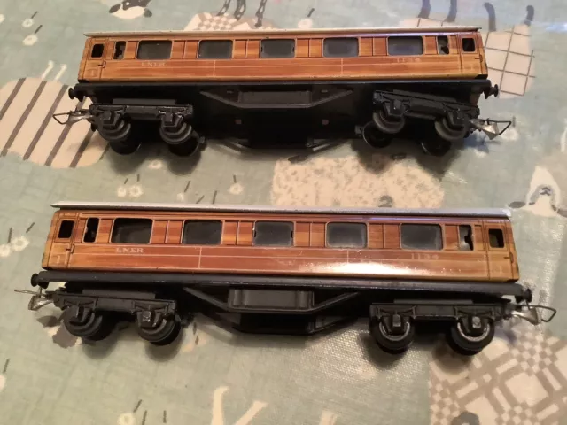 2 X EARLY 1134 Hornby Dublo. LNER Coaches Teak  White Roofs Railway OO GUAGE