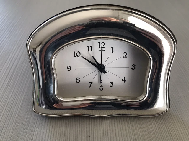 Orologio Da Tavalo Al Qurarzo Con Cornice In Argento La Parte Inferiore Rotta