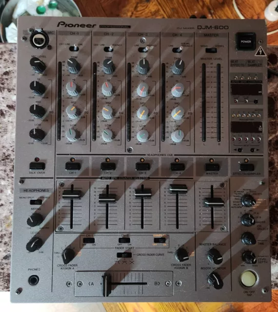 Pioneer DJM-600 mixer Grey 4 Channels Pioneer DJM-600 mixer Grey 4 Channels