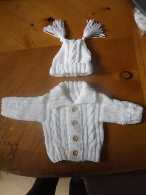 Brandneu Handgestrickte Baby Jungen Weich Weiss Baby Aran Strickjacke Mit Kragen & Mütze