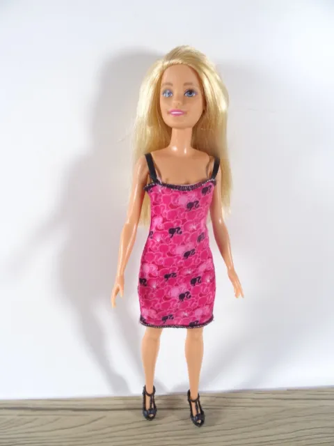 Barbie Pinkfastic Fashionista Doll schwarze Schuhe pinkes Kleid Mattel (14133)