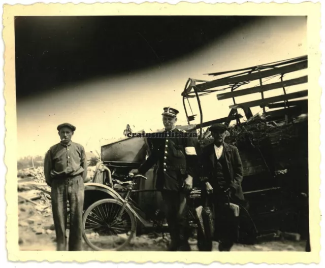 Orig. Foto Gendarmerie bei zerstörte Lkw in Flandern Frankreich Belgien 1940