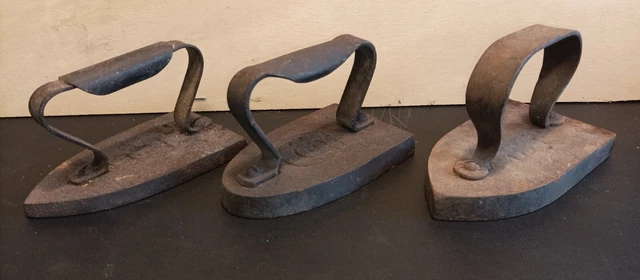 Lot De 4 Fers à Repasser Anciens En Fonte - Longueur 13 à 16 Cm, Env. 4 Kg, Déco Vintage