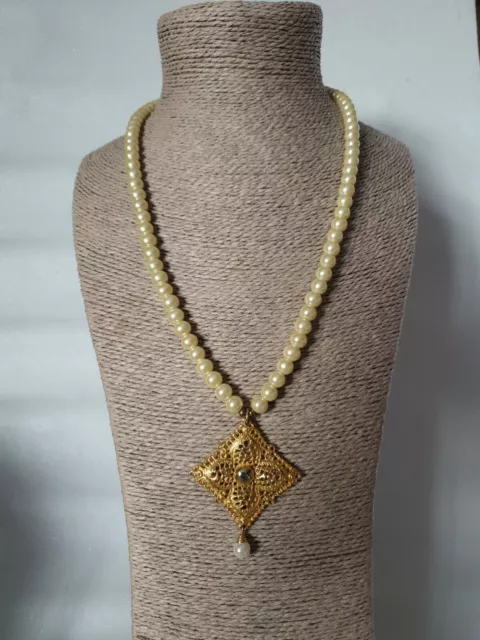 Vintage Glass Faux Pearl Neclace With Gold Tone Pendant