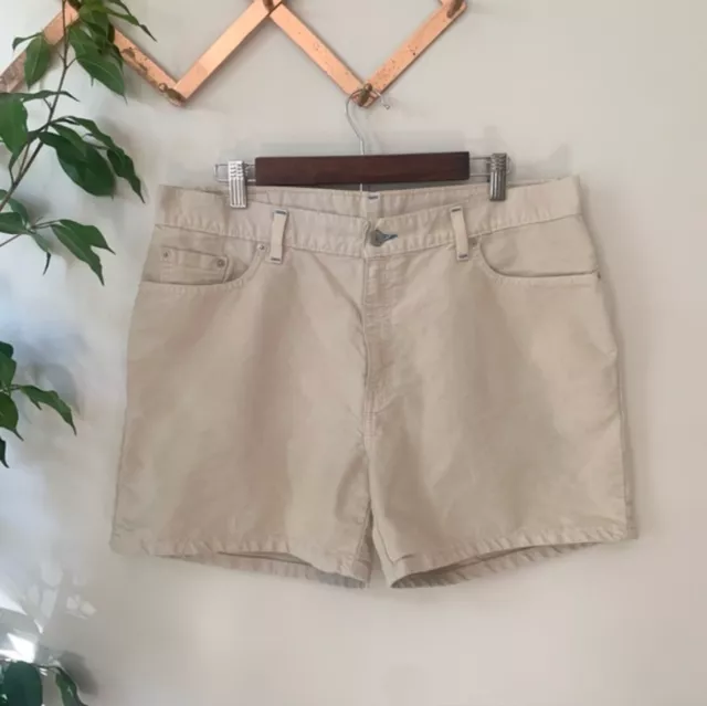 Vintage 2000's Y2K khaki/cream color high waisted Levi’s shorts sz 16