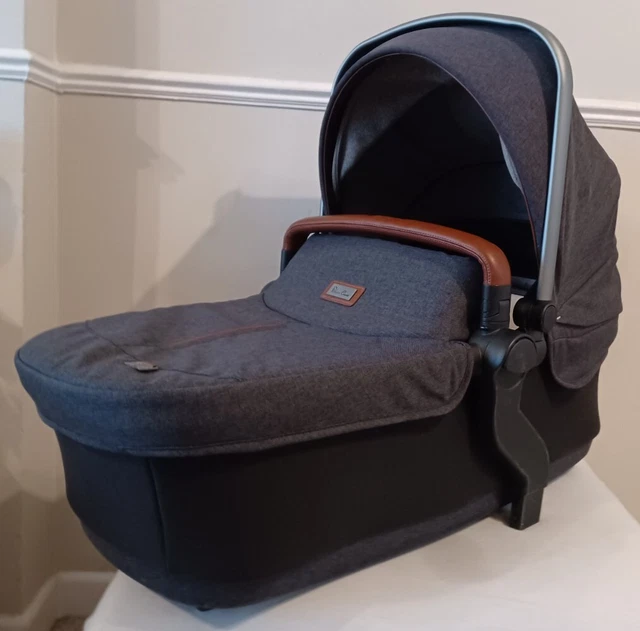 Carrycot plateado de onda cruzada con capucha, delantal y barra parachoques en granito Reino Unido P&P.