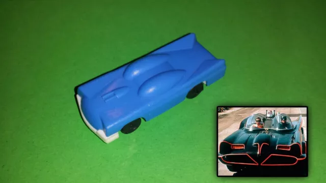 Coche azul de plástico similar Batmóvil de los 60s // Bootleg Sixties Batmovile