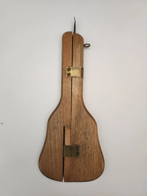 "Herramienta de gancho de madera y latón vintage Susan Burr 9"