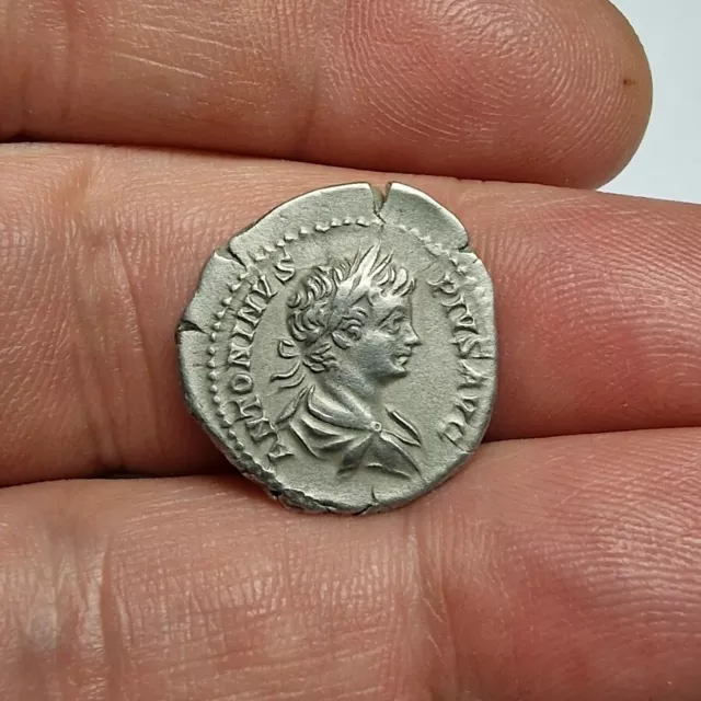 Ancien Caracalla Denarius. (3.30g) 211-217 AD.