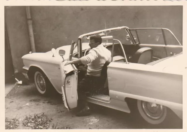 Vintage Foto Mann mit Auto Oldtimer PKW CAR Cabrio 1961