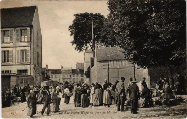 CPA Pontoise La Rue Victor-Hugo un Jour de Marche FRANCE (1308593)