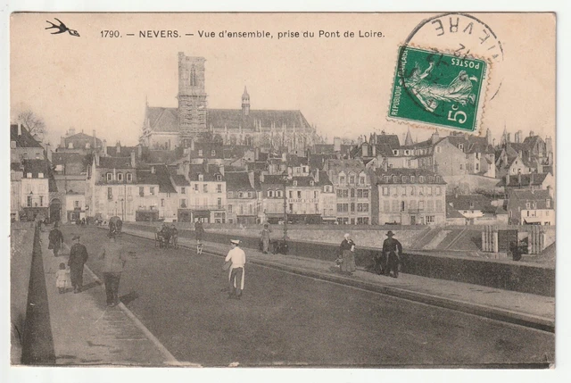 NEVERS - Nievre - CPA 58 - belle animation sur le Pont