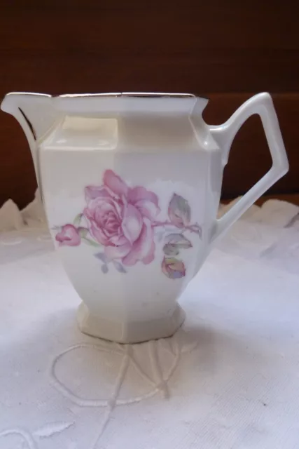 Un pot à lait, crémier ou petit vase porcelaine de Limoges Lourioux