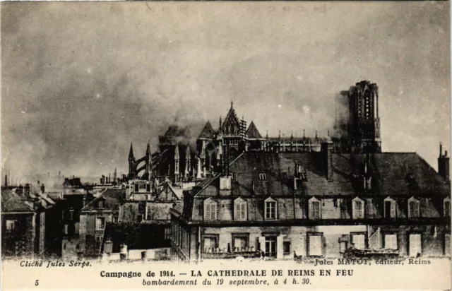 CPA AK Militaire - The Cathedral of Reims on Fire (697834)