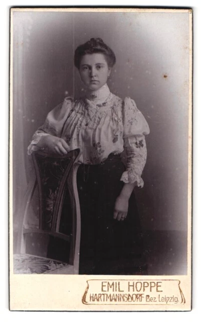 Fotografie Emil Hoppe, Hartmannsdorf, Portrait Dame im Spitzenkleid mit Hochste