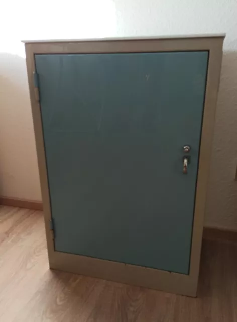 Baisch? alter Praxisschrank 1-türig  Metallschrank 50/60 Jahre hellblau