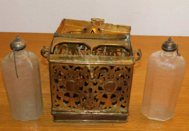 vintage 2 ancien BOUTEILLE pot FLACON avec SUPPORT en LAITON SERVITEUR à service
