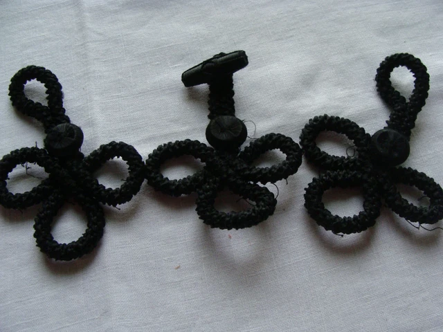 TRES JOLI GALON DE PASSEMENTERIE ANCIENNE. POMPONS .. 3M