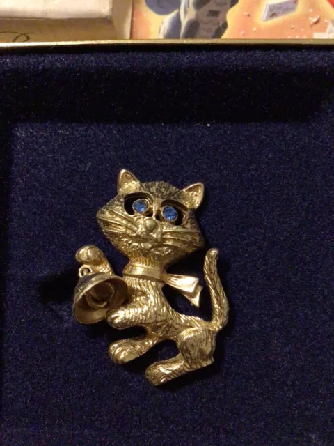 Jewelry Avon Vintage in Box Gold Tone Blue Rhinestone Frisky Kitty Pin 1974