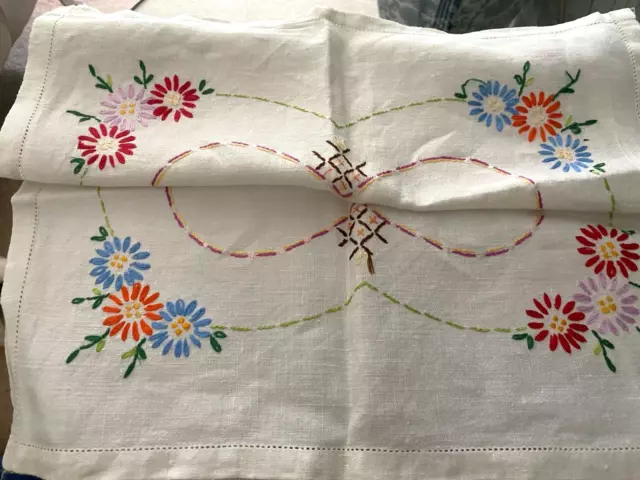 VINTAGE OFF WHITE  IRISH LINEN TABLE RUNNER HAND FLORAL EMBROIDERY 23" x 15"