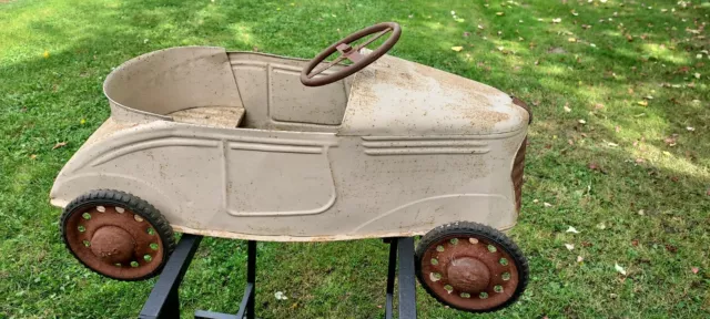 Voiture à pédale ancienne