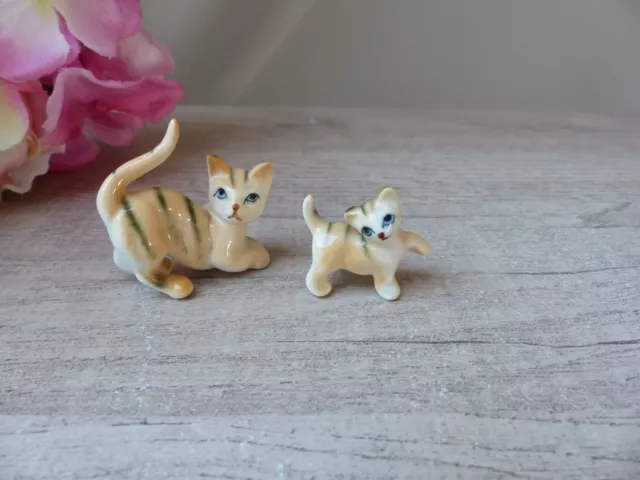 Paire de chats orange tigrés en porcelaine, chat et chaton miniatures joueurs