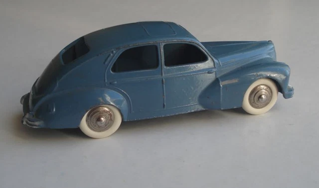 Dinky Toys France 24R Peugeot 203 Vert Métallisé - Roues Peintes Bouchon Carré - Zamac 1/43