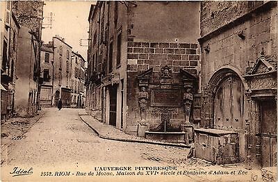CPA the Auvergne riom picturesque rue de mozac maison fontaine (407880)