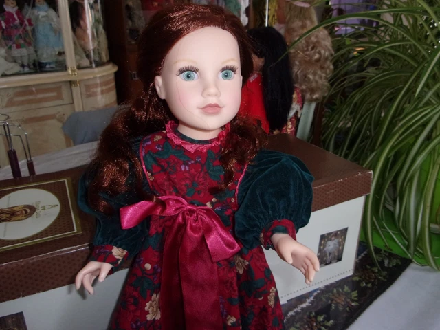 Poupée Lori - Senson de Ruby Red - 30 m - comme neuve avec tenue d Poupée Lori - Senson de Ruby Red - 30 m - comme neuve avec tenue d