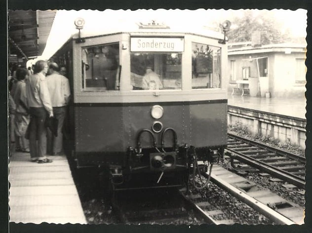 Fotografie Fotograf unbekannt, Ansicht Berlin, Sonderzug der S-Bahn, Knabe ist