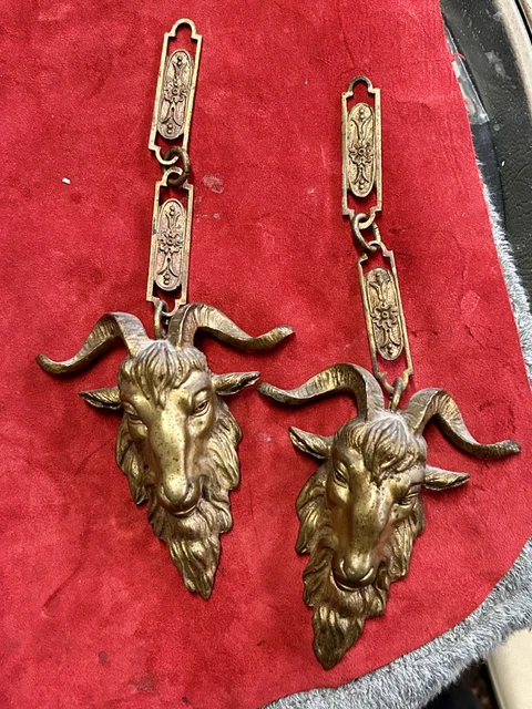2 Anciens Ornements De Meuble En Bronze - Décor Bouc/bélier - Antiquité/décoration