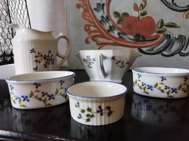 Pichet cannelé + Saucière + ramequin X 3 en porcelaine à décor aux barbeaux