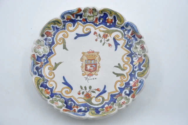Assiette en céramique au décor Vieux Rouen, non signé, collection, corne droite