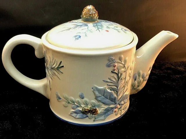 Pfaltzgraff Winter Frost Embossed 4 Cup Tea Pot White Light Blue Pine Cones Disc